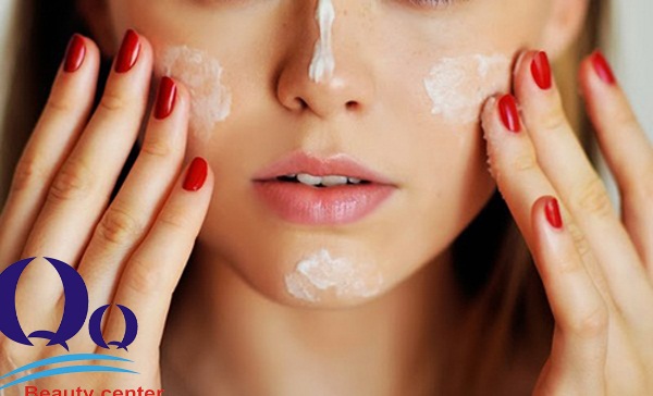 Dùng quá nhiều kem dưỡng da sẽ khiến lỗ chân lông bị bịt kín, gây ra mụn, viêm nhiễm và làm da yếu đi.